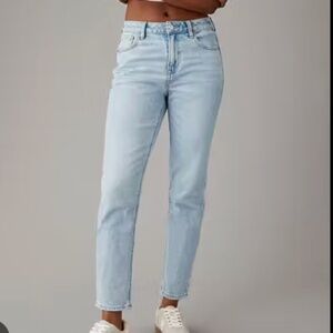 American Eagle Strigid High-Waisted Mom Jeans – Light Wash – Size 2